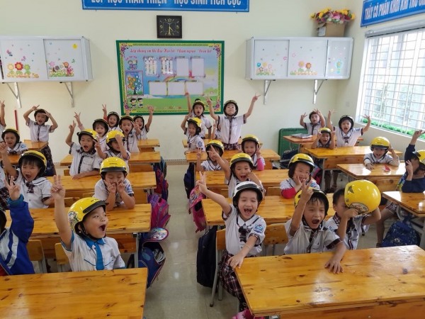 Học sinh trường Tiểu học Bến Thủy được tặng mũ bảo hiểm