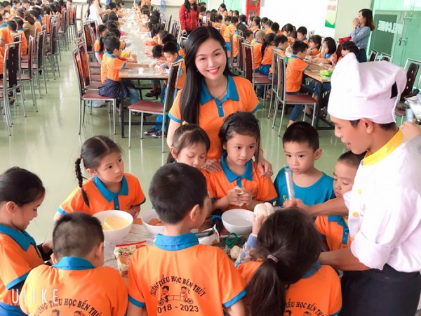 Học sinh khối 1 Trường TH Bến Thủy đi trải nghiệm làm bánh tại trường ĐHCN Vinh