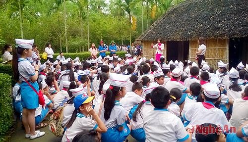 Trường Tiểu học Bến Thủy tổ chức cho học sinh thăm quan quê Bác